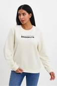 Kadın Bisiklet Yaka Rahat Kalıp 3 iplik Kalın Brooklyn Baskılı Sweatshirt SPR24swk29 thumbnail 10