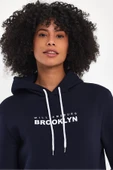 Kadın Kapşonlu Rahat Kalıp İçi Polarlı 3 iplik W. Brooklyn Baskılı Swetashırt spr24swk04 - 6