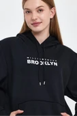 Kadın Kapşonlu Rahat Kalıp İçi Polarlı 3 iplik W. Brooklyn Baskılı Swetashırt spr24swk04 - 11