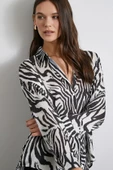 Zebra Desen V Yaka Saten Gömlek Siyah thumbnail 1