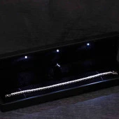 Gümüş Işıklı Kutulu 4 mm Beyaz Taşlı Su Yolu Kadın Bileklik thumbnail 1