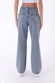 Geniş Paçalı ve Yüksek Belli Cepli Rahat Kadın Kot Pantolon Relaxed Jean Orta Mavi Tintli  Denim - 4