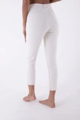 Önü Ekstra Dikişli ve Paçaları Yırtmaçlı Cepli Yüksek Belli Mom Fit Kadın Kot Pantolon Doğal Denim - 6