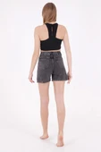 Paçaları Çift Katlı Cepli ve Astarsız Mom Fit Kadın Kısa Kot Şort Kar Antrasit Denim - 3