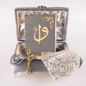 Çizgili Kutu Çeyizlik, Seccade + Tesbih + Kuran Hediye Seti (Çanta Boy, Kadife, Gri, Elif-Vav) thumbnail 2
