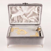 Çizgili Kutu Çeyizlik, Seccade + Tesbih + Kuran Hediye Seti (Çanta Boy, Kadife, Gri, Elif-Vav) thumbnail 3