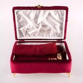 Çizgili Kutu Çeyizlik, Şal + Seccade + Tesbih + Kuran Hediye Seti (Orta B. Kadife, Bordo, Elif-Vav) thumbnail 4