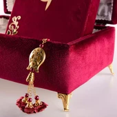 Çizgili Kutu Çeyizlik, Şal + Seccade + Tesbih + Kuran Hediye Seti (Orta B. Kadife, Bordo, Elif-Vav) thumbnail 5