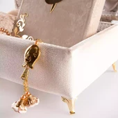 Çizgili Kutu Çeyizlik, Şal + Seccade + Tesbih + Kuran Hediye Seti (Orta B. Kadife, Vizon, Elif-Vav) thumbnail 5