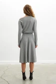 Styleboom X Peraluna MAYFAIR DRESS Yaka Büzgü Detaylı Tek Omuz Açık Kadın Triko Elbise - Gri Melanj - 5