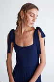 Styleboom X Peraluna KELLY DRESS Askılı Bağlama Detaylı Rahat Kesim Midi Boy Yazlık Kadın Triko Elbise - Lacivert thumbnail 5