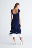 Styleboom X Peraluna KELLY DRESS Askılı Bağlama Detaylı Rahat Kesim Midi Boy Yazlık Kadın Triko Elbise - Lacivert thumbnail 9