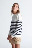 Styleboom X Peraluna BARDOT PULLOVER Omzu Düğmeli Çizgili Organik Pamuk Mevsimlik Kadın Triko Kazak - Ekru/Lacivert - 2