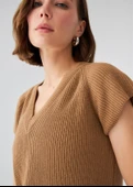 Peraluna Derin V Yaka Yırtmaçlı Kolsuz Kadın Triko Tunik - Camel thumbnail 4