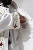Beyaz Erkek Namaz Elbisesi Desen İşlemeli Hakim Yaka İmam Cübbesi - 7