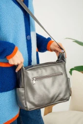 Mega Yıkama Çapraz Kadın Çanta: Şık ve Dayanıklı Suni Deri Tasarımıyla 21X18X10 KOD107 thumbnail 2