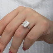 Dik Dikdörtgen Zirkon Taşlı Zincir Motifli Gümüş Tektaş Yüzük thumbnail 5