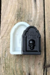 Mezar Taşı Here Lies Yazılı Kuru Kafa Desenli Mum Kalıbı (Silikon) (1 Adet) thumbnail 3