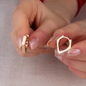 14 Ayar İtalyan V Tasarım Altın Küpe 3,00 gr - 4