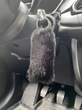 Yumuşak Tüylü Peluş Puf Anahtarlık Siyah - 1