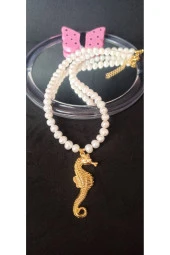 İnci Mode 24k Altın Kaplama Gerçek İnci Deniz Atı Detaylı Tasarım Kolye thumbnail 1