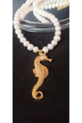 İnci Mode 24k Altın Kaplama Gerçek İnci Deniz Atı Detaylı Tasarım Kolye thumbnail 2