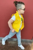 Erkek Çocuk Merci Yazı Baskılı Tişört Jean Pantolon ve Düğme Detaylı Sıfır Kol Jean Sarı Yelek Alt Üst Takım - 5