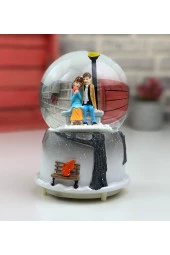 BY-LAMP Bankta Oturan Çift Hediye Işıklı ve Müzikli Kar Küresi - 1