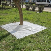 1x1 METRE AĞAÇ KORUMA ÖRTÜSÜ VE SABİTLEME ÇİVİSİ BEYAZ YER ÖRTÜSÜ YABANİ OT ENGELLEME PASPASI AĞAÇ DİBİ BEZİ SULZER KUMAŞ - 3