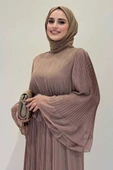 Büyük Beden Piliseli Fırfır Görünümlü Astarlı Şifon Elbise 3404-1 Vizon thumbnail 4