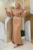 Tüylü Kuyruklu Kemer Aksesuarlı Saten Abiye Elbise 3869 Vizon thumbnail 2