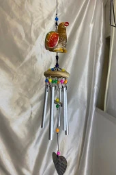 Deprem Çanı Zili Rüzgar Çanı Ahşap Ejderah Yılında Koruyucu Horoz Figürlü 6 Metal Borulu thumbnail 1