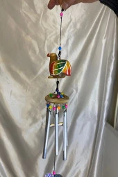 Deprem Çanı Zili Rüzgar Çanı Ahşap Ejderah Yılında Koruyucu Horoz Figürlü 6 Metal Borulu thumbnail 3