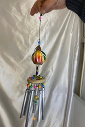 Deprem Çanı Zili Rüzgar Çanı Ahşap Ejderah Yılında Koruyucu Horoz Figürlü 6 Metal Borulu thumbnail 4