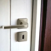 Tog Saten Oda Kapı Kolu Kare Rozetli Sürgülü ve Çelik Kapı Kulpu Uyumlu Sağa Sola Uygun Kapı Kolları thumbnail 4