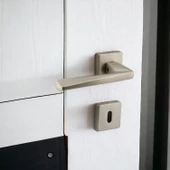 Vista Saten Oda Kapı Kolu Kare Rozetli Sürgülü ve Çelik Kapı Kulpu Uyumlu Sağ Sol Uygun Kolları thumbnail 3