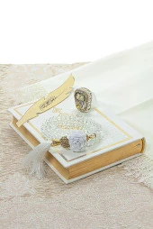 Sandıklı Çiçek Detaylı Çeyizlik Seccade Seti Gelin Bohçasına Uygun Hediyelik Şal Kuranı Kerim Seti Beyaz thumbnail 5