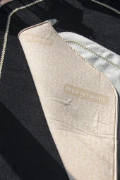 Çiftlere Özel Süngerli Yumuşak Dokulu Kadife Kalpli Seccade Seti Siyah Gri thumbnail 3