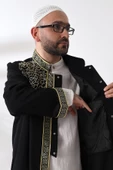Siyah Hakim Yaka Erkek Namaz Elbisesi Şerit Nakış İşlemeli İmam Cübbesi - 3