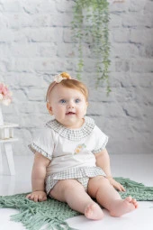 Kız Bebek Ekose Yaka Detaylı T-Shirt ve  Fırfırlı Külot Takım - 1