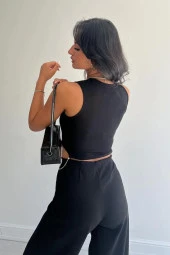 Yanlardan Zincirli Siyah Bluz - 3