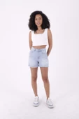 Yıpratma Detaylı Cepli ve Astarsız Kısa Boy Yüksek Belli Mom Fit Kadın Şort Buz Mavi Yaz / Bahar - 5