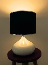 Serenay Metal Beyaz Gövdeli Elite Abajur Gümüş Detay Siyah Başlık - 1