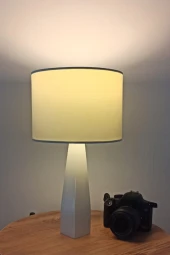 Belin Krem Ahşap Ayaklı Krem Kumaş Başlık Abajur Yatak Odası Salon Okuma Köşesi thumbnail 1