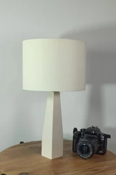 Belin Krem Ahşap Ayaklı Krem Kumaş Başlık Abajur Yatak Odası Salon Okuma Köşesi thumbnail 4