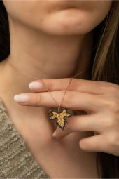 925 Ayar Siyah Taşlı Çınar Yaprak  Kadın Gümüş Kolye thumbnail 1