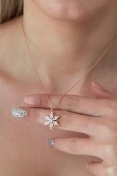 925 Ayar Beyaz Taşlı Çiçek Kadın Gümüş Kolye thumbnail 1