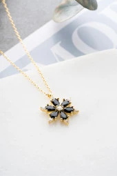 925 Ayar Gümüş Gold Kaplama Siyah Taşlı Kamelya Çiçeği Kolye thumbnail 1