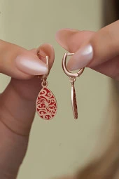 925 Ayar Gümüş Rose Kaplama Desenli Kırmızı Lazer Mineli  Küpe thumbnail 1