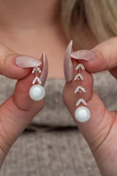 925 Ayar Gümüş Rose Kaplama Sallantılı İncili Küpe thumbnail 1